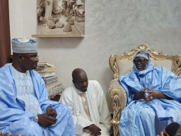 VISITE CHEZ LE KHALIFE DES MOURIDES CONDUISANT UNE DELEGATION AU NOM DU KHALIFE DE MEDINA BAYE CHEIKH MAHI IBRAHIMA NIASS